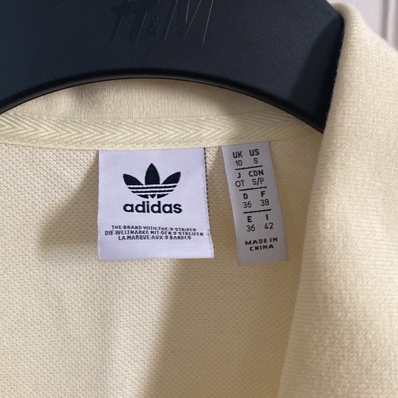 Adidas cropped yellow golf tee 💛 - Picture 3 of 3